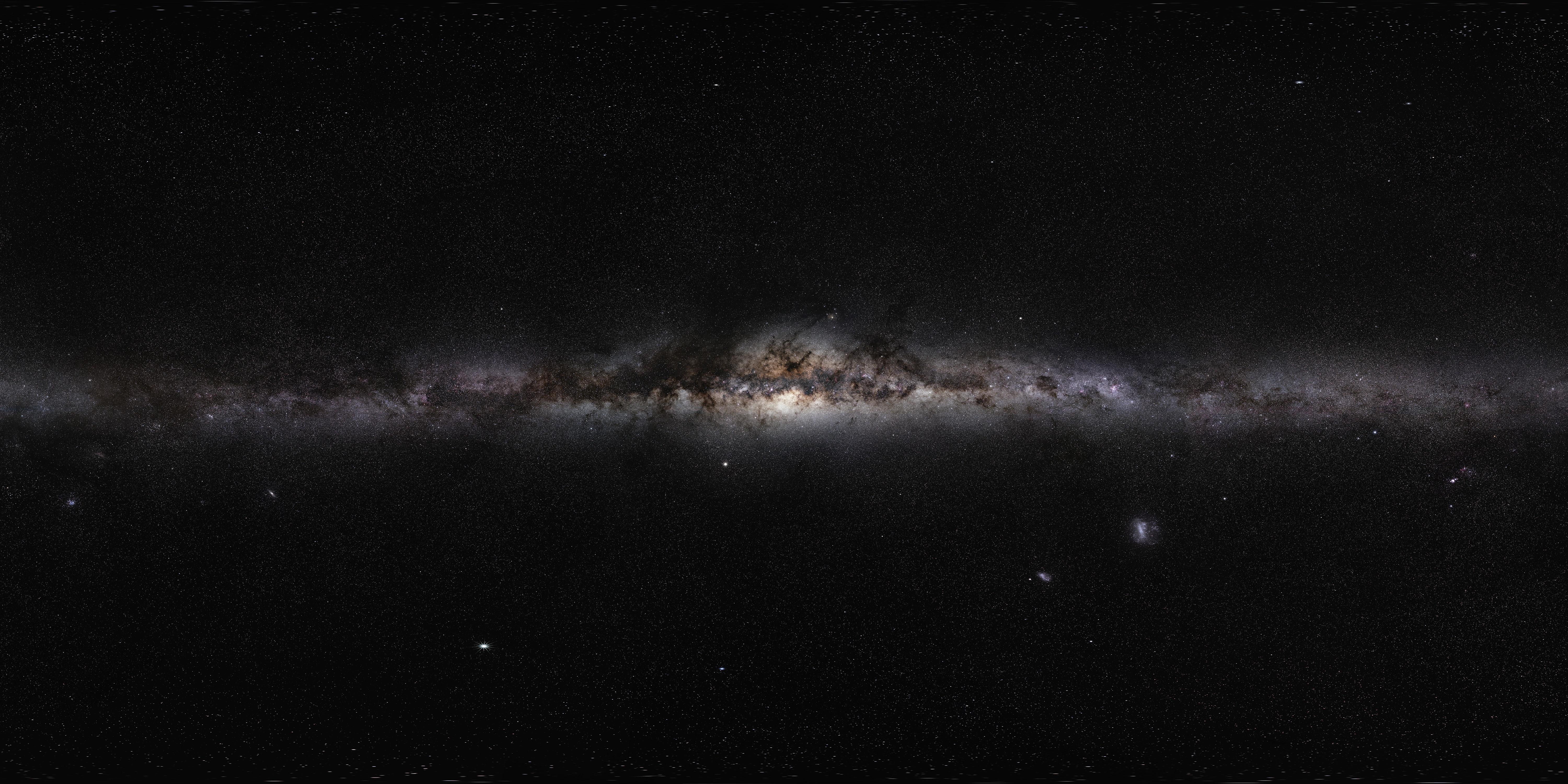 ESO/S. Brunierによる実写の全天パノラマ。天の川の星々と暗黒星雲。